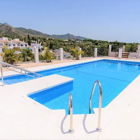 Lovely 2 Bedroom In Oasis De Capistrano, Lägenhet Nerja